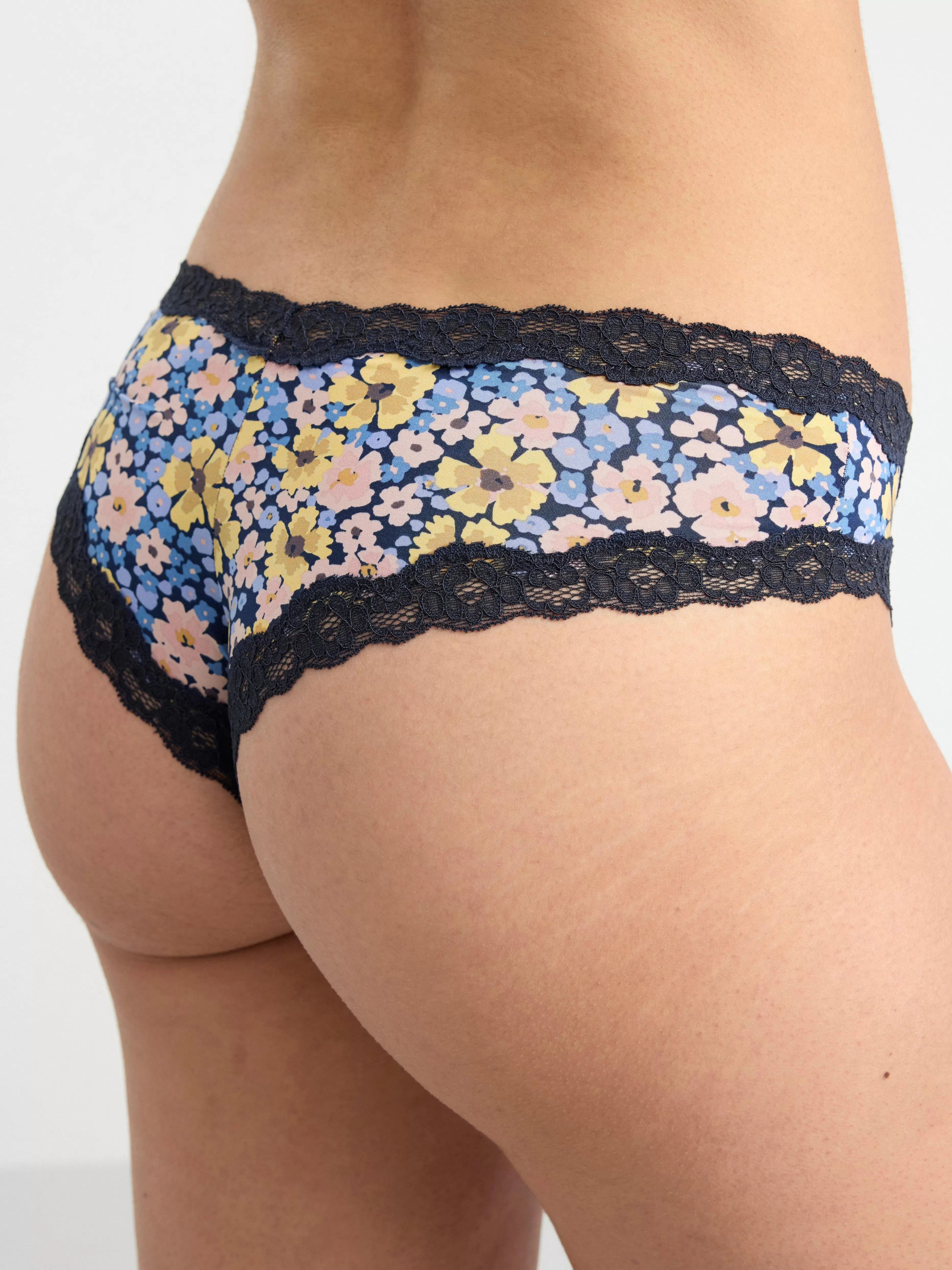 Dam Lindex Brazilian Low Waist Trosa Med Hogt Skuret Ben Och Blommor