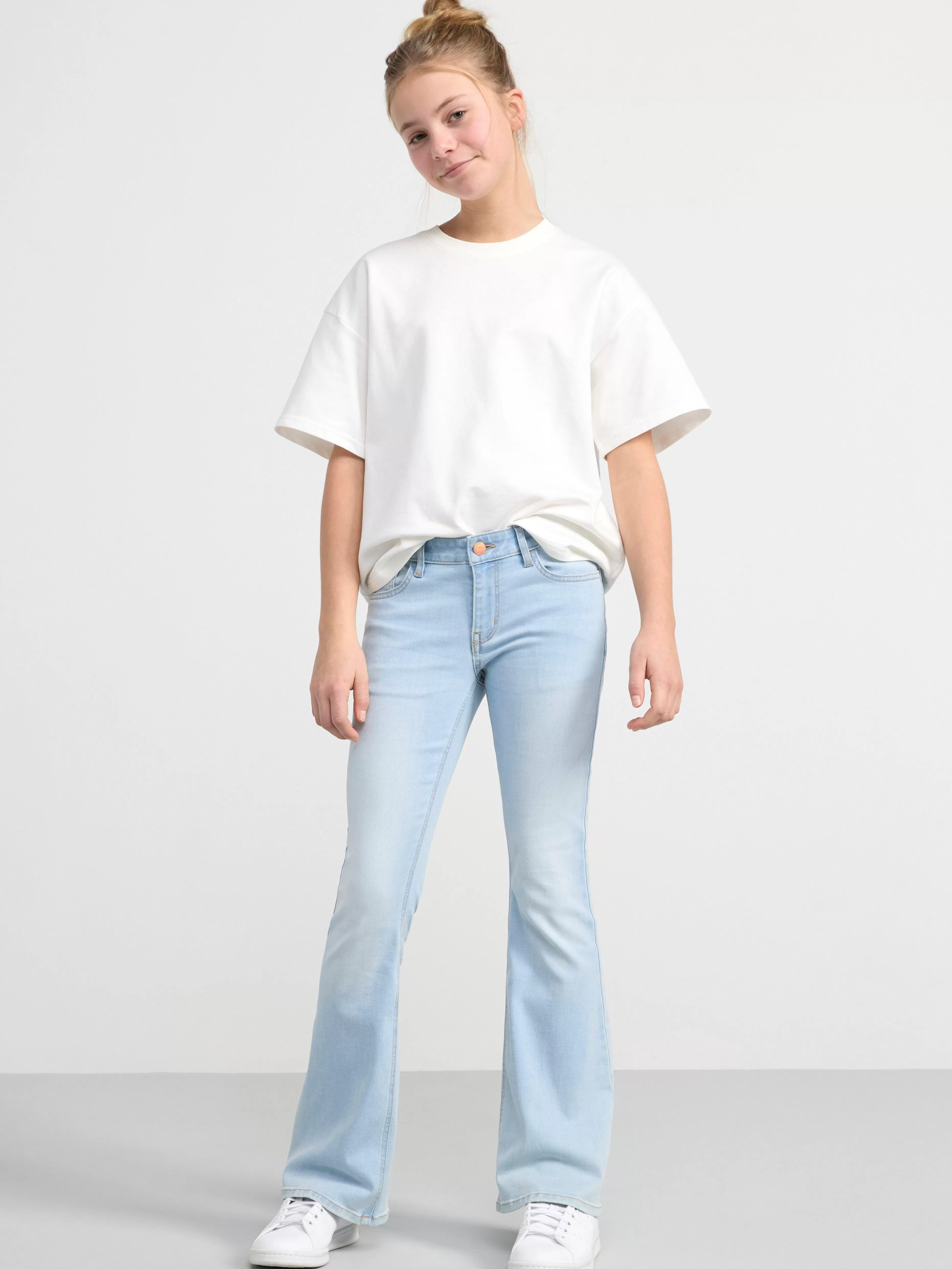 Barn Lindex Freja Jeans Med Utsvangt Ben, Superstretch Och Normalhog Midja