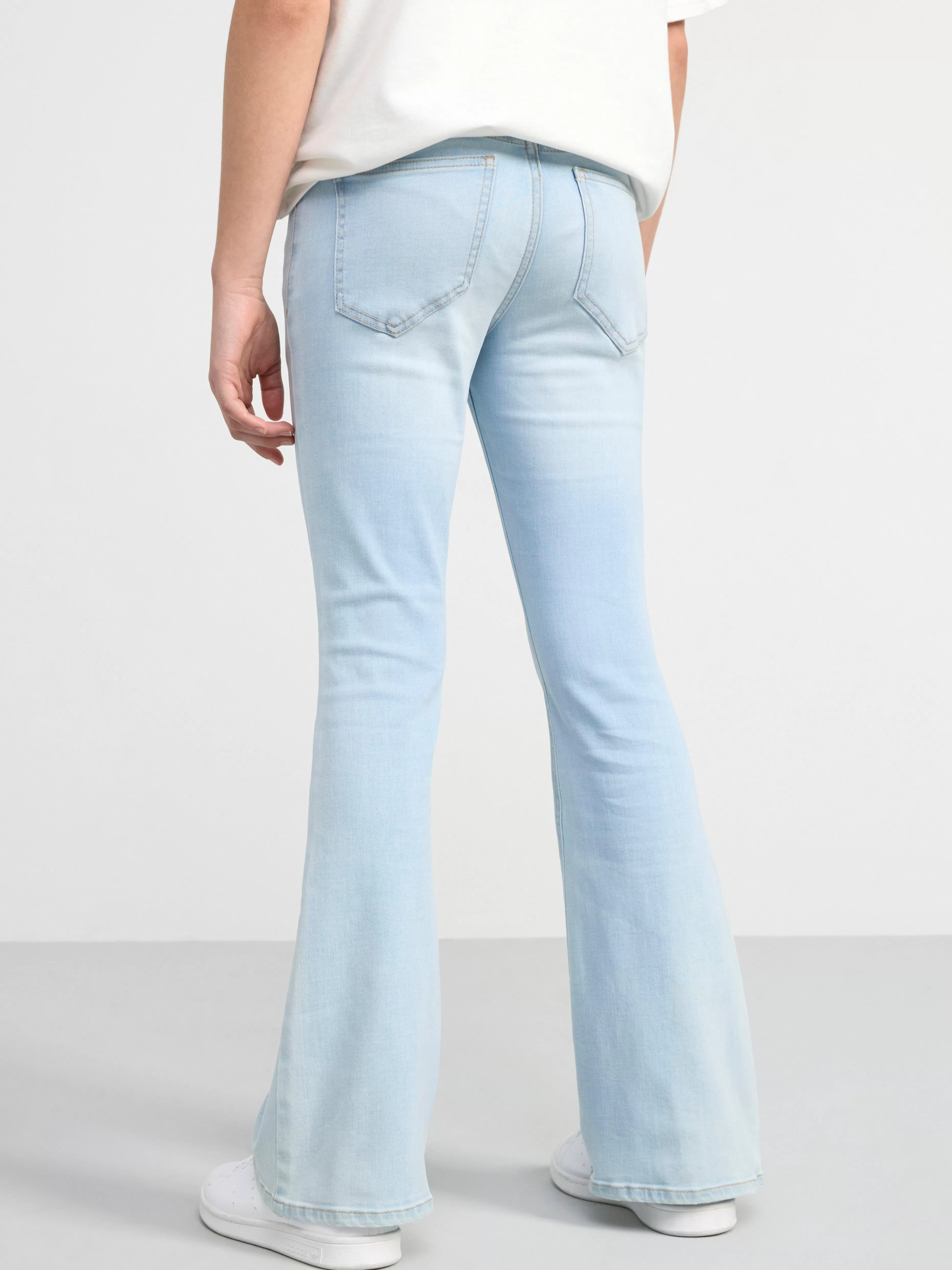 Barn Lindex Freja Jeans Med Utsvangt Ben, Superstretch Och Normalhog Midja