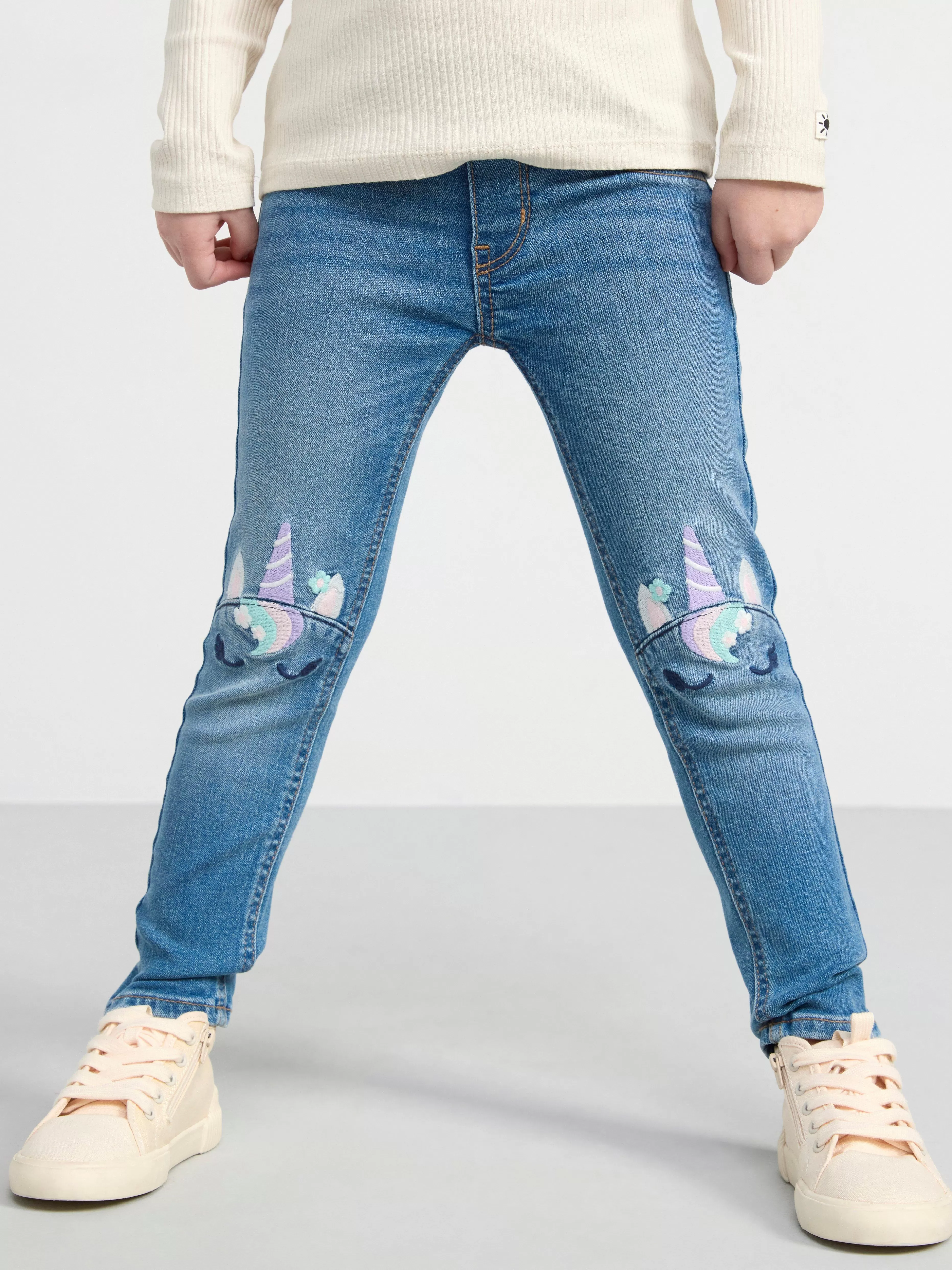 Barn Lindex Sara Slim Jeans Med Normalhog Midja Och Broderier Pa Knana