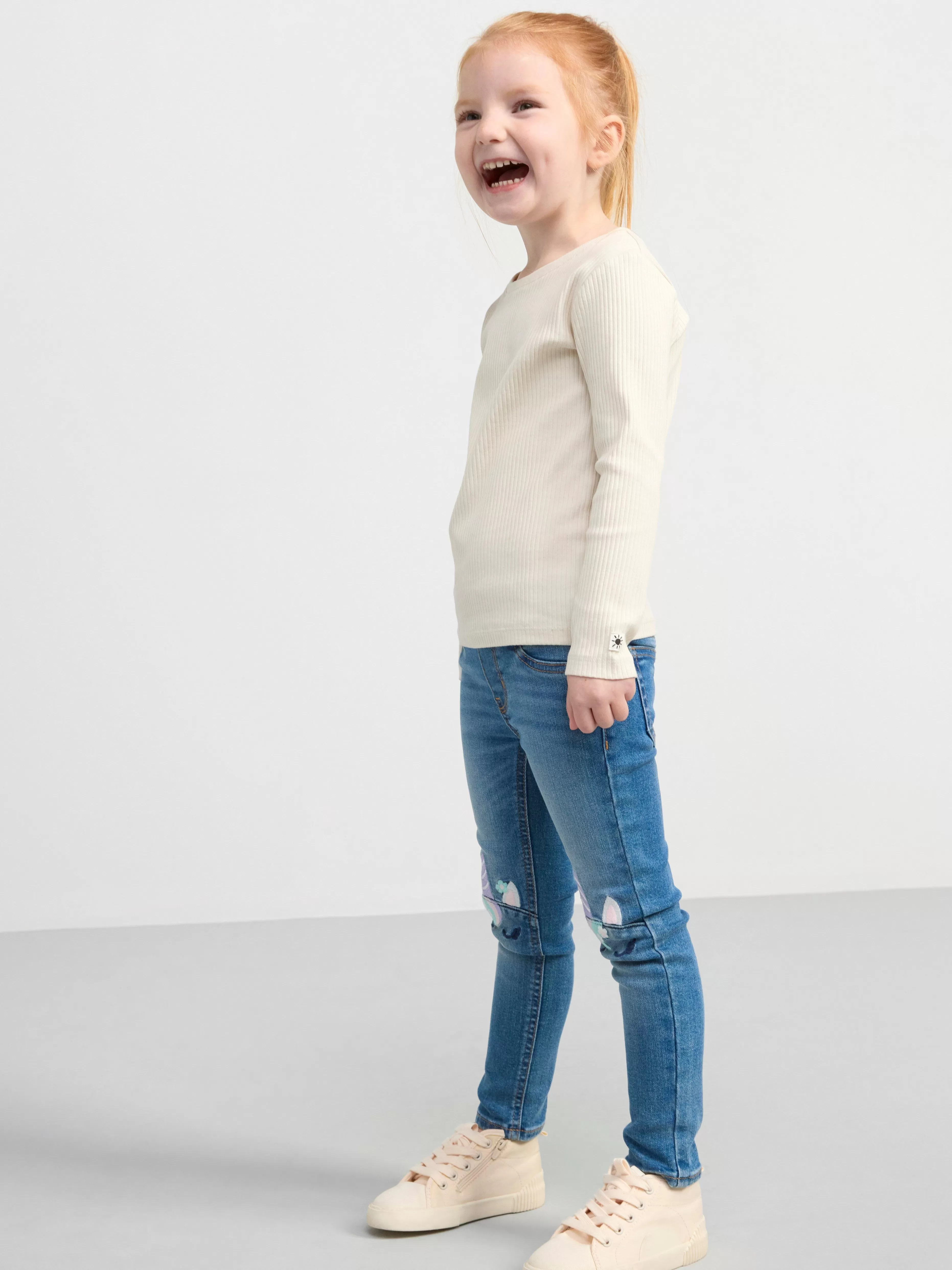 Barn Lindex Sara Slim Jeans Med Normalhog Midja Och Broderier Pa Knana