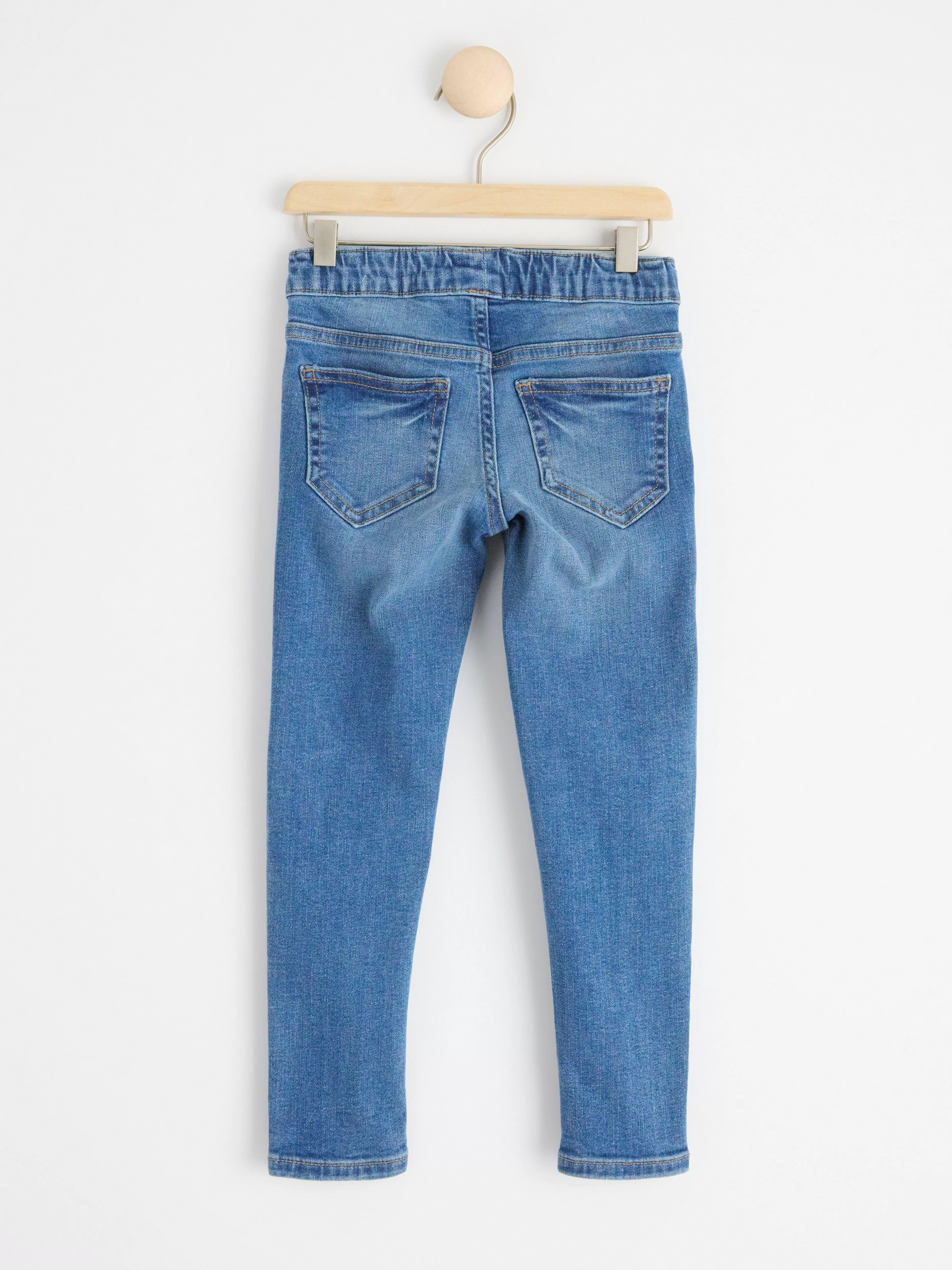 Barn Lindex Sara Slim Jeans Med Normalhog Midja Och Broderier Pa Knana