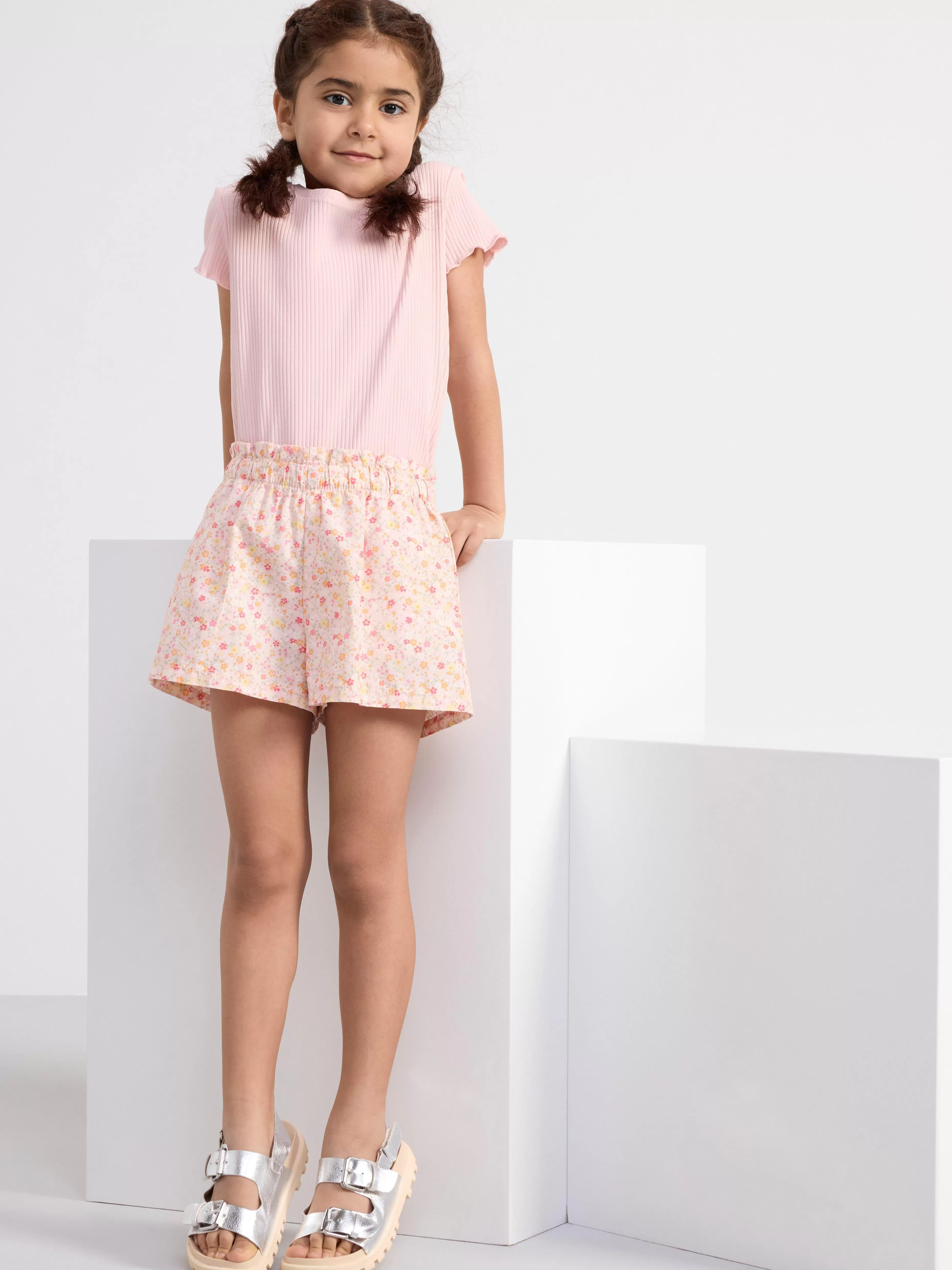 Barn Lindex Shorts Med Hog Midja, Avsmalnade Ben Och Midja I Paperbag-Stil