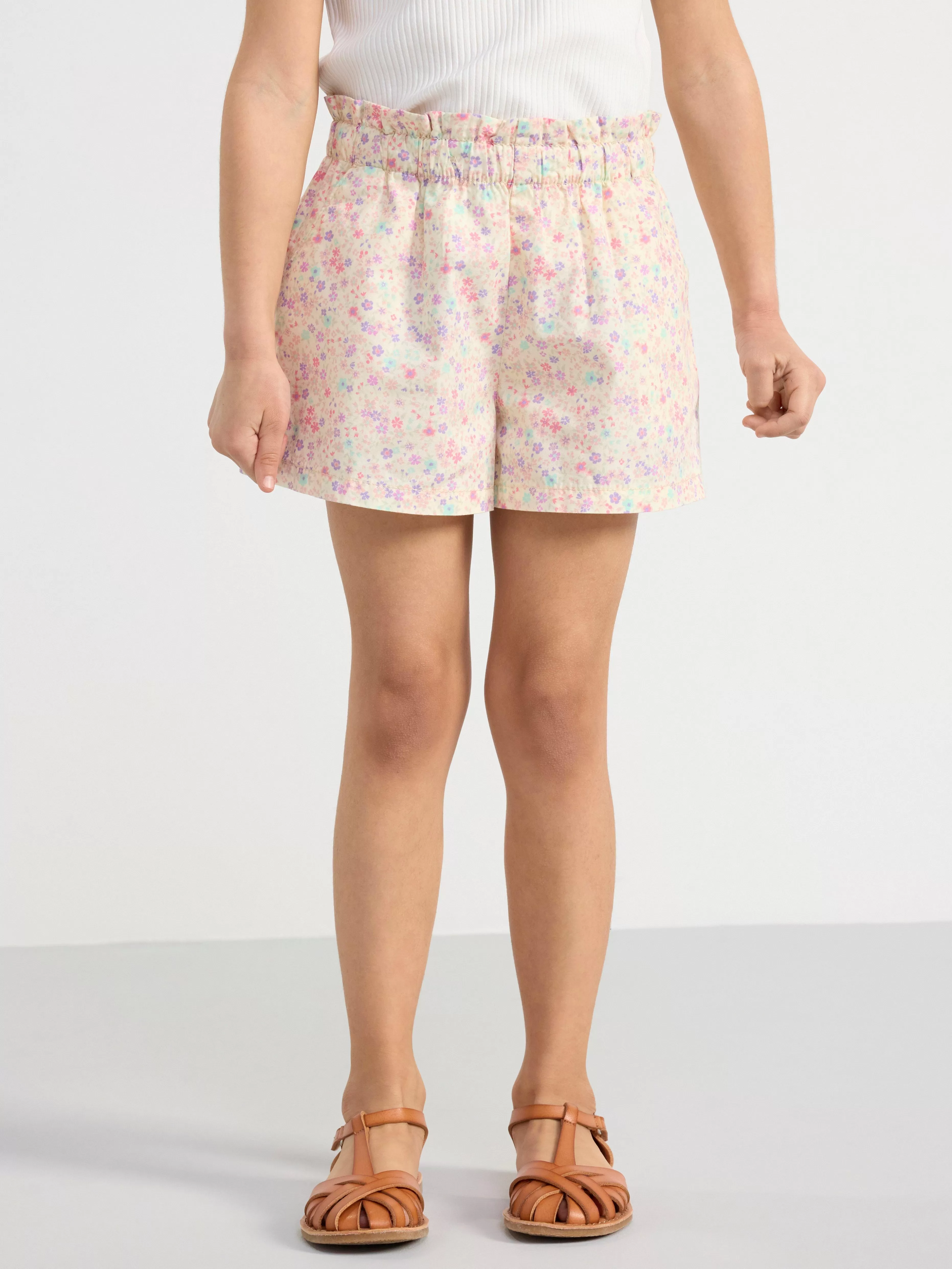 Barn Lindex Shorts Med Hog Midja, Avsmalnade Ben Och Midja I Paperbag-Stil