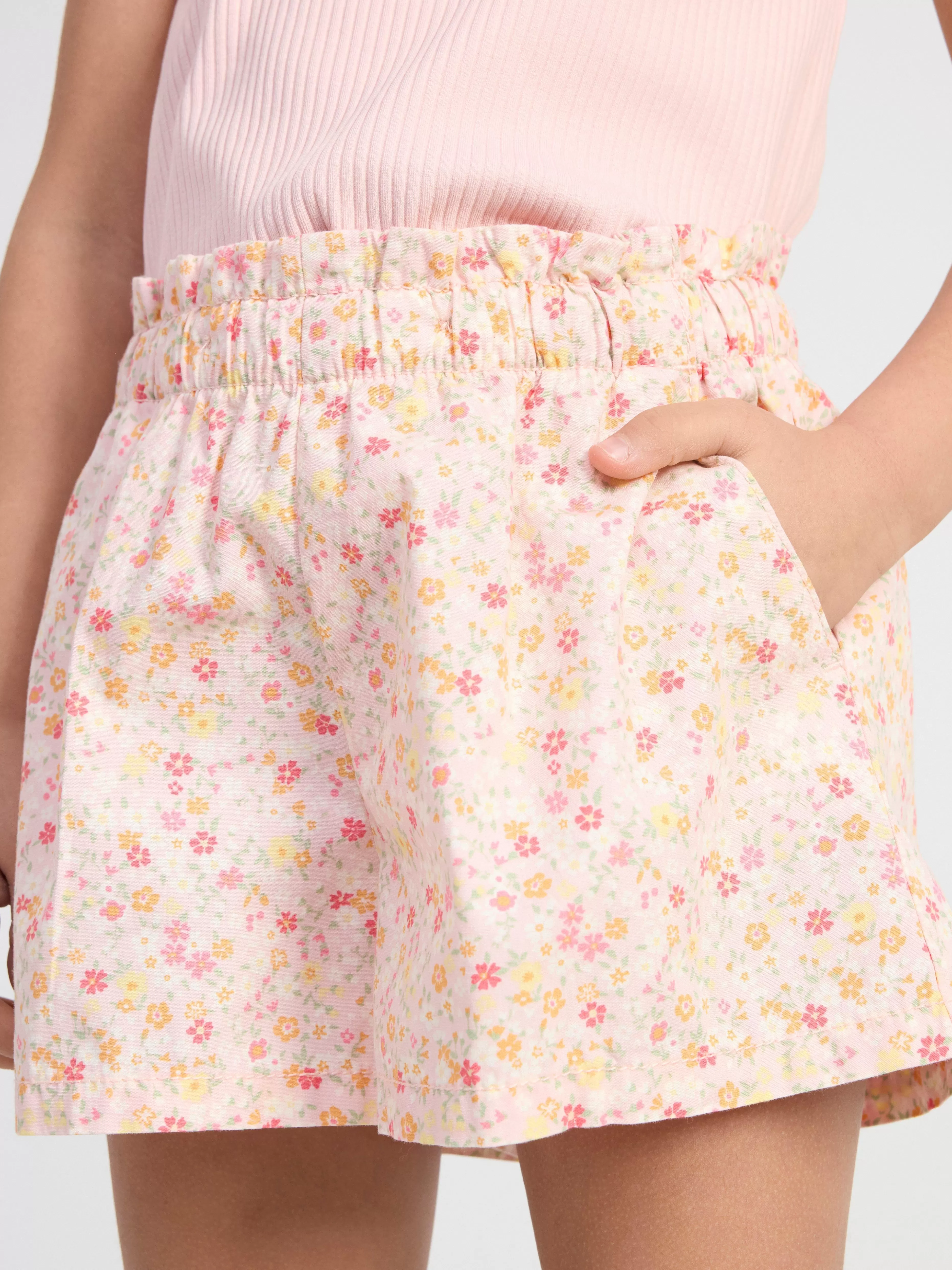 Barn Lindex Shorts Med Hog Midja, Avsmalnade Ben Och Midja I Paperbag-Stil