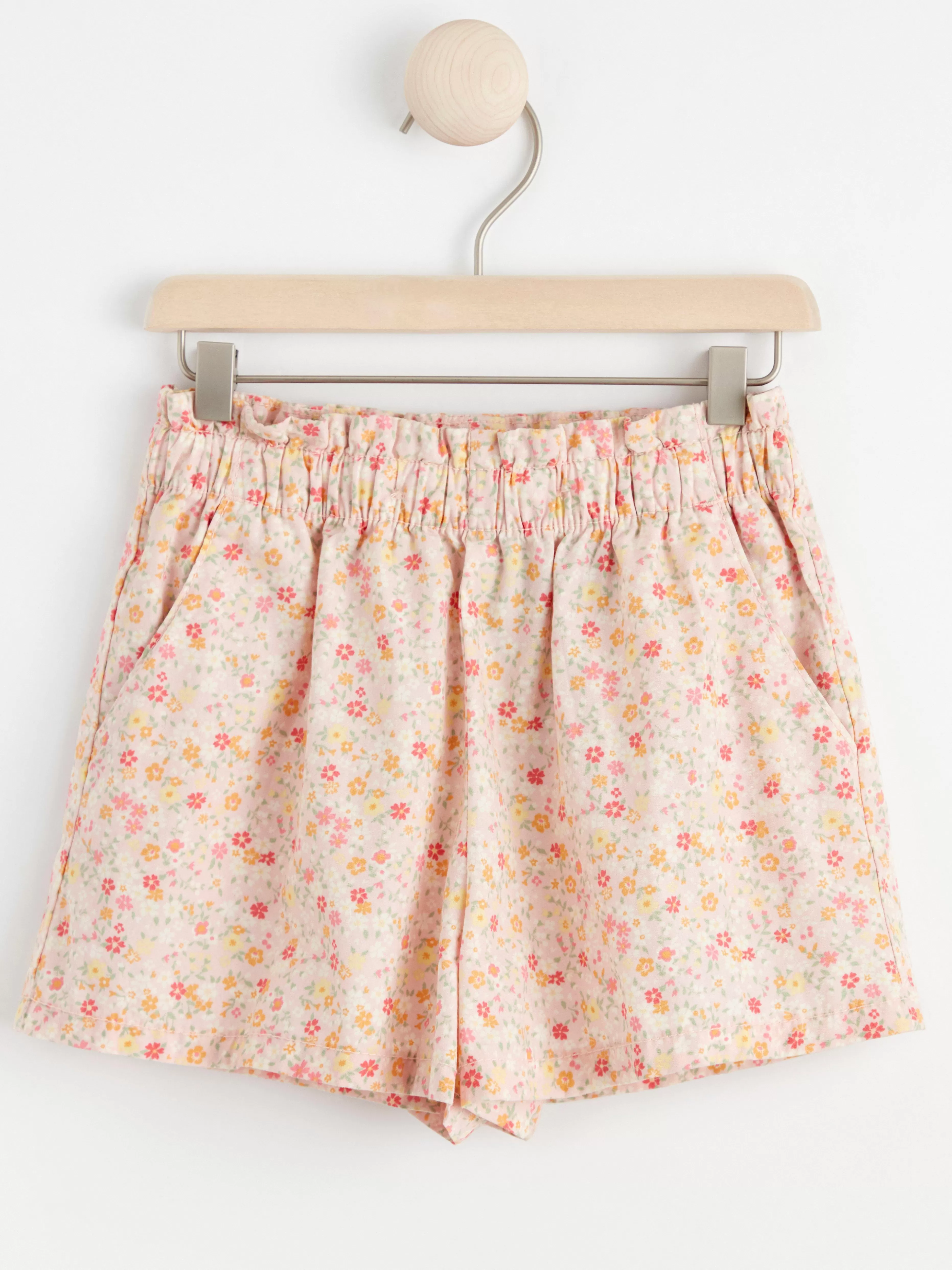 Barn Lindex Shorts Med Hog Midja, Avsmalnade Ben Och Midja I Paperbag-Stil
