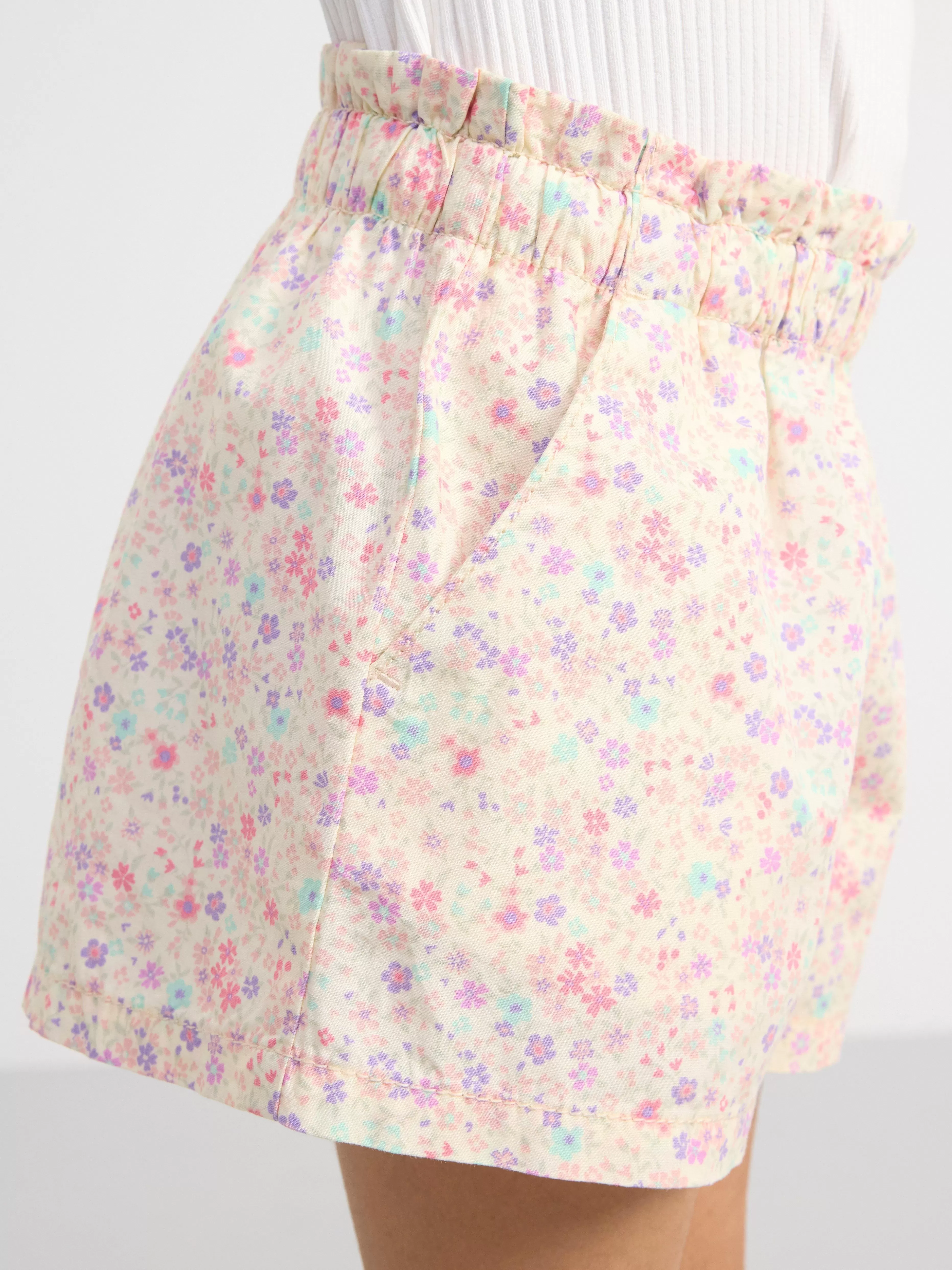 Barn Lindex Shorts Med Hog Midja, Avsmalnade Ben Och Midja I Paperbag-Stil