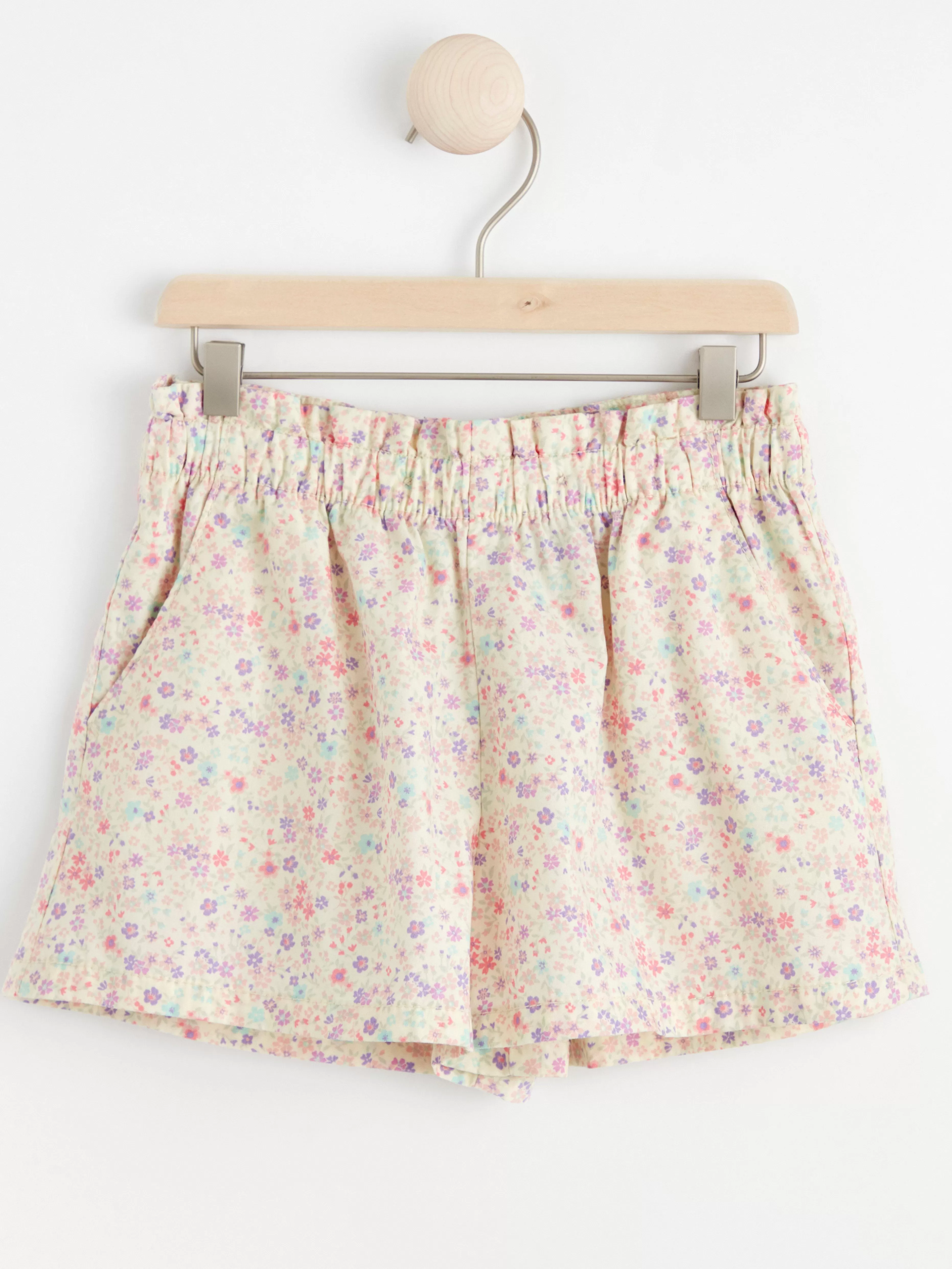 Barn Lindex Shorts Med Hog Midja, Avsmalnade Ben Och Midja I Paperbag-Stil