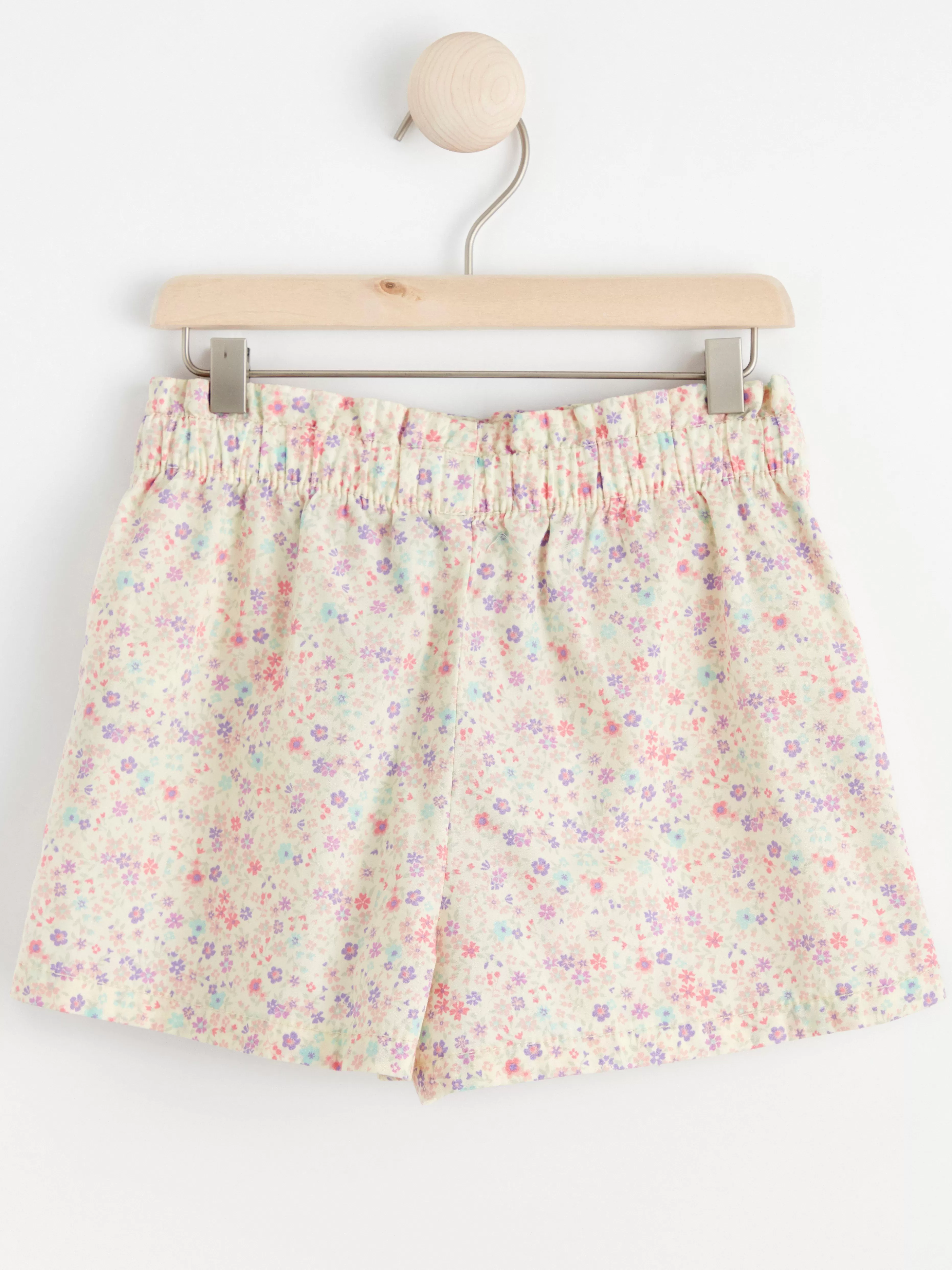 Barn Lindex Shorts Med Hog Midja, Avsmalnade Ben Och Midja I Paperbag-Stil