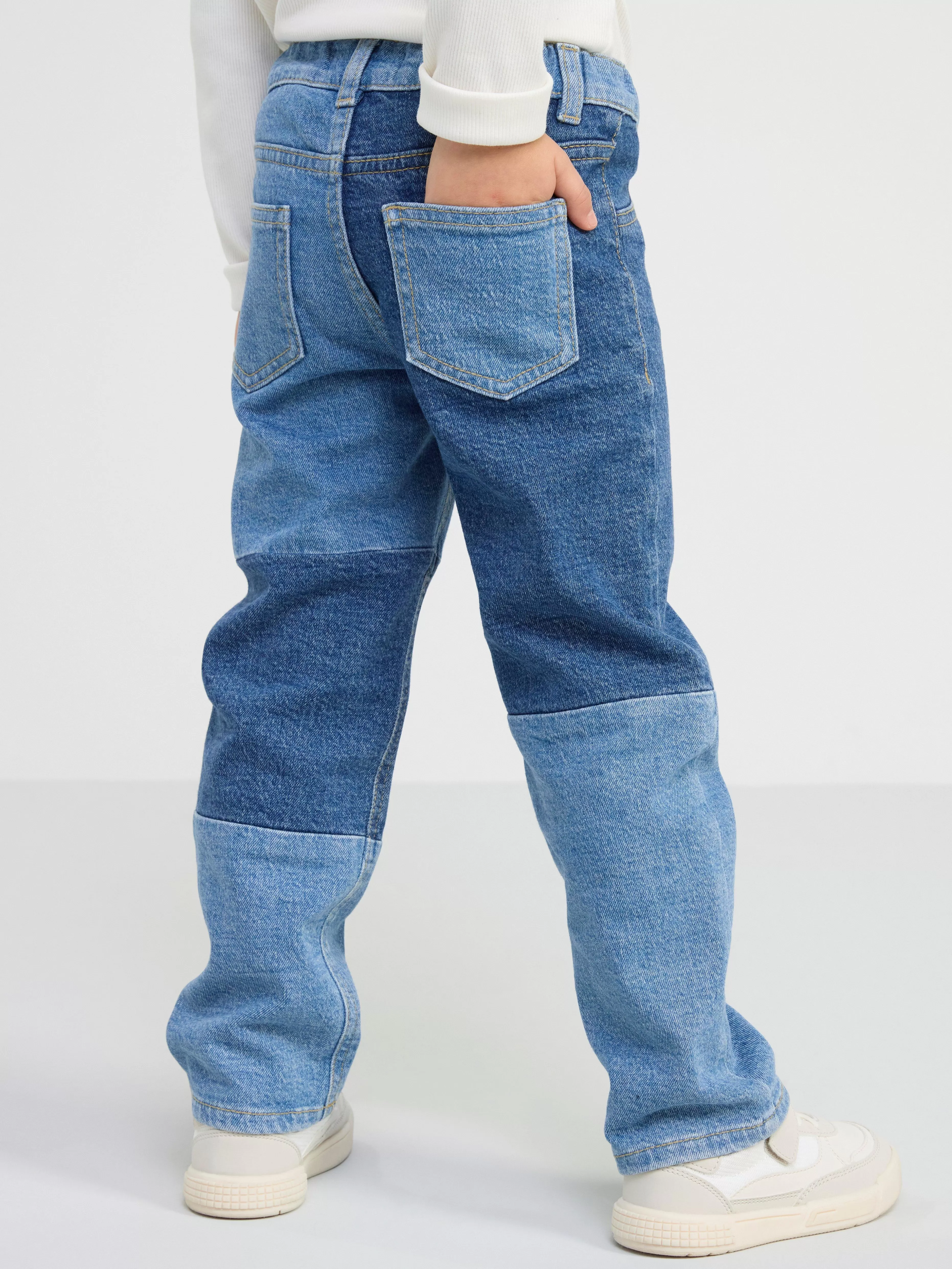 Barn Lindex Stina Jeans Med Rakt Ben, Normalhog Midja Och Lapptacksmonster