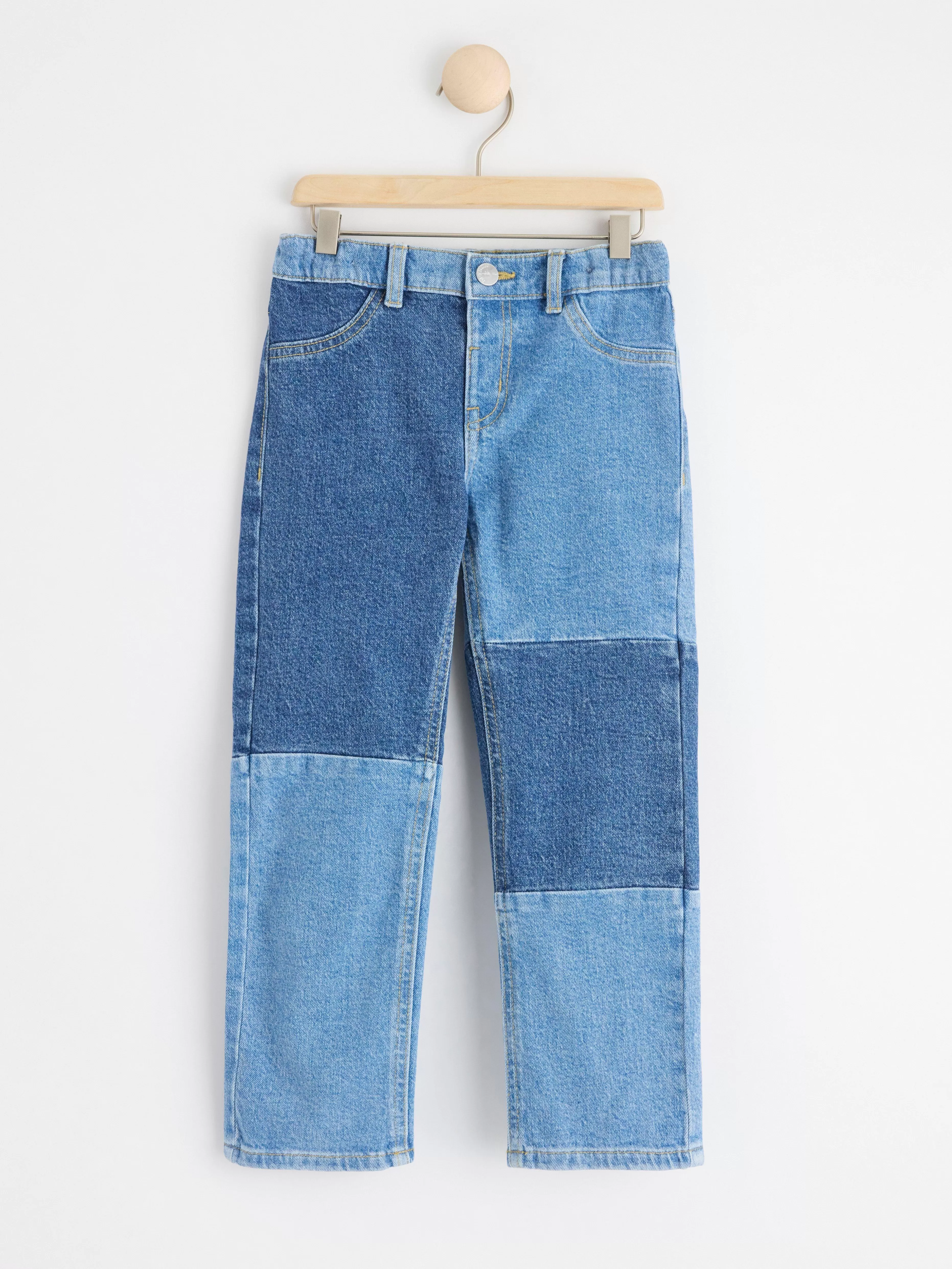 Barn Lindex Stina Jeans Med Rakt Ben, Normalhog Midja Och Lapptacksmonster