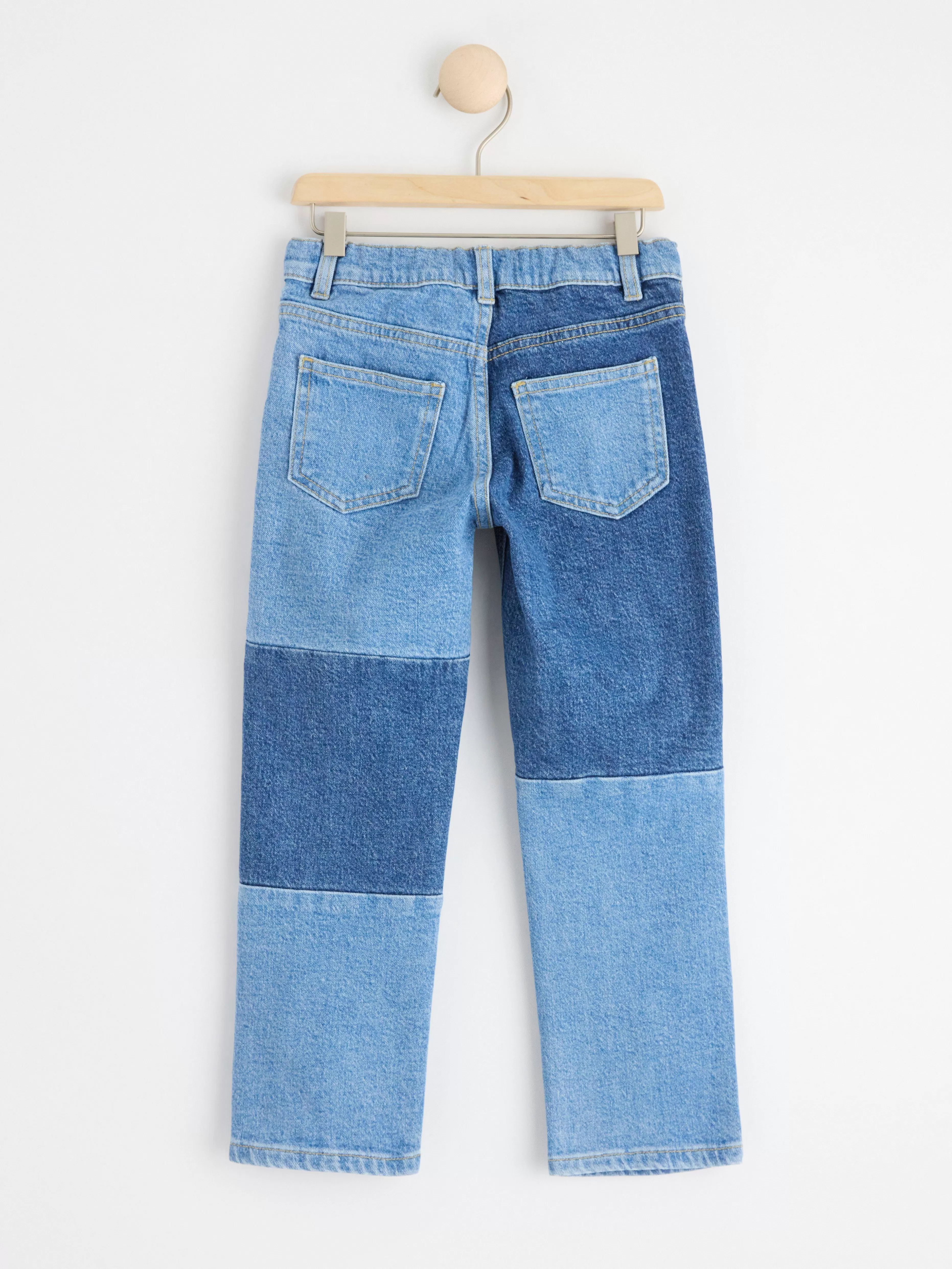 Barn Lindex Stina Jeans Med Rakt Ben, Normalhog Midja Och Lapptacksmonster